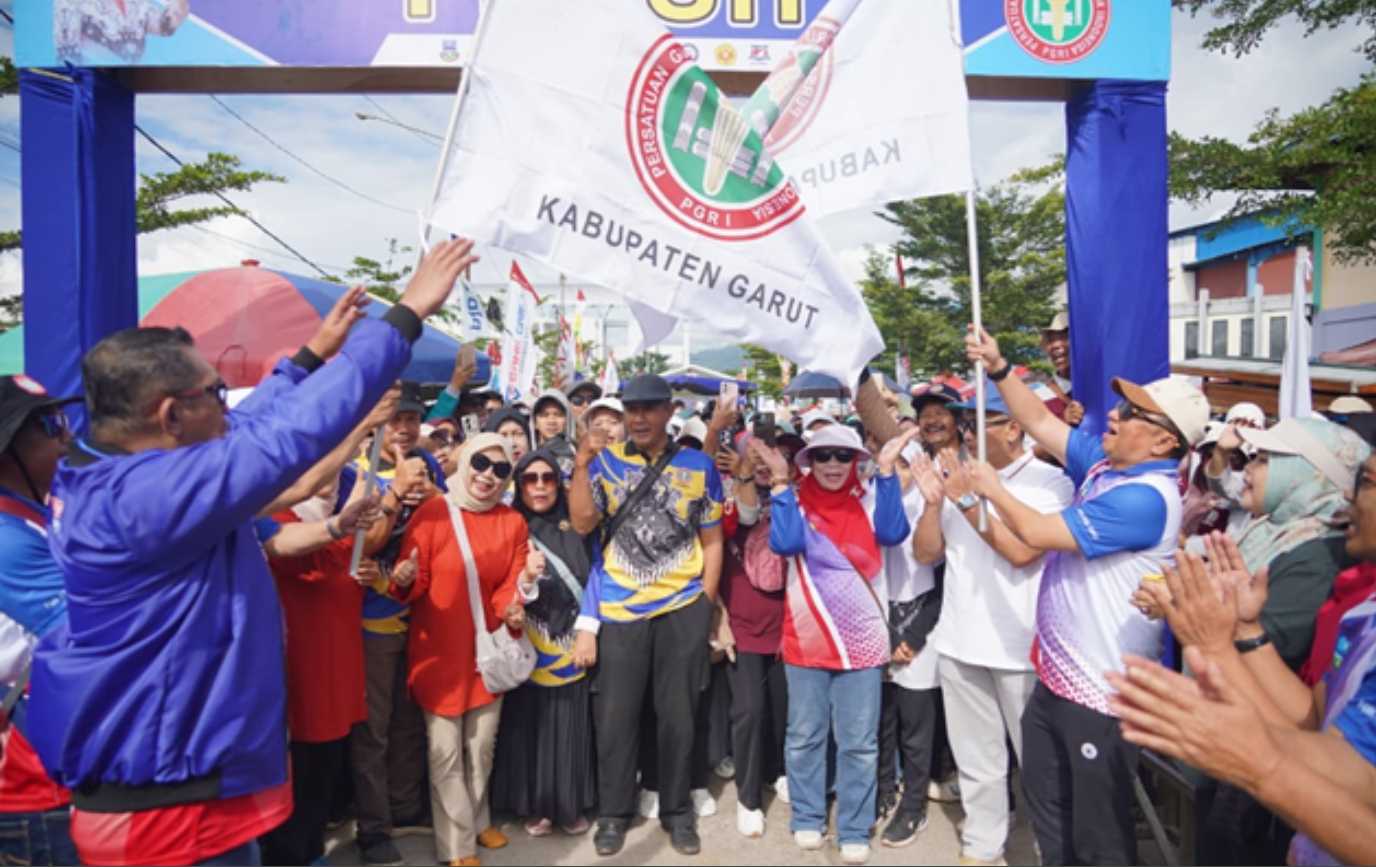Ribuan Guru Ramaikan Jalan Sehat, Bupati Garut Lepas Peringatan HUT Ke-80 PGRI